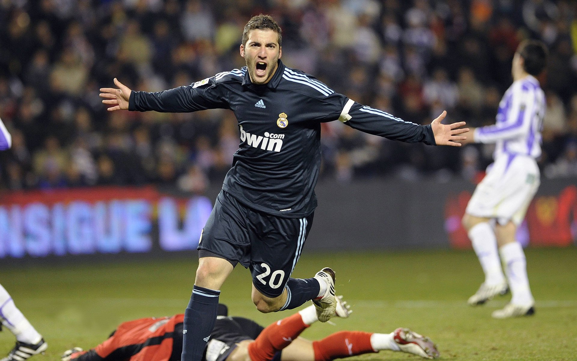 青训体系设置球员个人目标跟踪板提升主动训练动力，青训足球训练计划